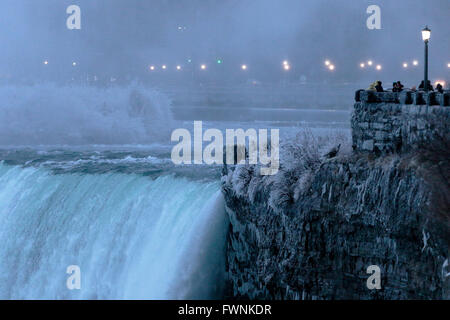 Belle photo de nuit de l'étonnant des chutes du Niagara et les roches glacées Banque D'Images