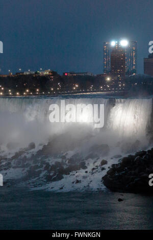 Belle photo avec les Chutes du Niagara côté américain dans la nuit avec un éclair blanc Banque D'Images