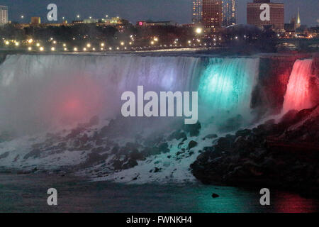 Belle nuit lumières sur l'US de Niagara Falls Banque D'Images