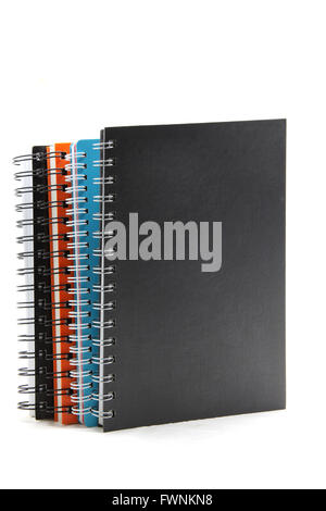 Pile de classeur remarque livre isolé sur blanc avec couvercle noir blanc Banque D'Images