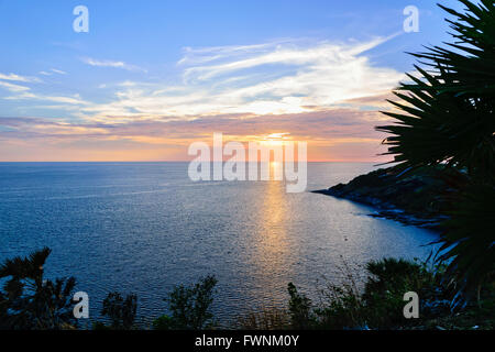 High angle view magnifique paysage de coucher de soleil sur la mer d'Andaman de Laem Phromthep Cape point panoramique est une des attractions célèbres Banque D'Images