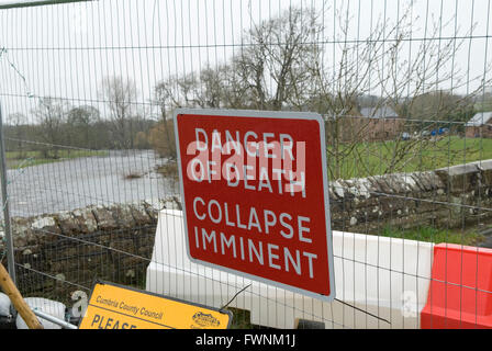 Inondations 2016 effondrement du pont de la route près de près de 848 Penrith Cumbria Château. HOMER SYKES Banque D'Images