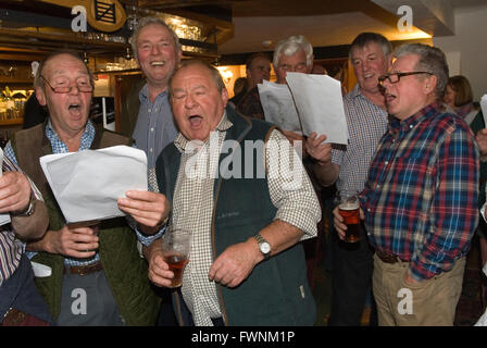 Des hommes chantant des chansons folkloriques traditionnelles dans un pub du Leicestershire. Un groupe d'agriculteurs profitant d'une soirée. ANNÉES 2016 2010 ROYAUME-UNI HOMER SYKES Banque D'Images