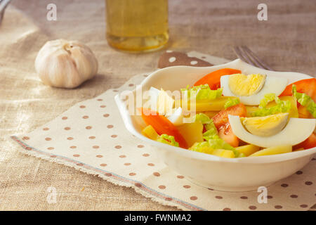 Salade de pommes de terre avec tomates et oeufs portrait lumière naturelle Banque D'Images