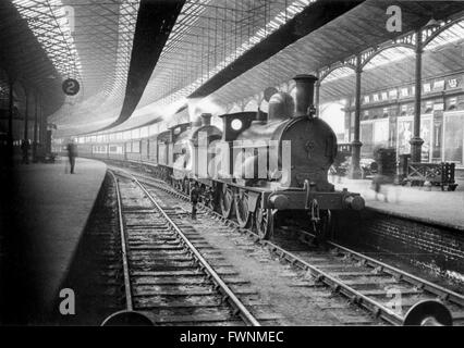 Arthur Mace régulièrement visité la station Euston sur une période de 35 ans et a fait une série de photos de trains dans le tampon s'arrête. Banque D'Images