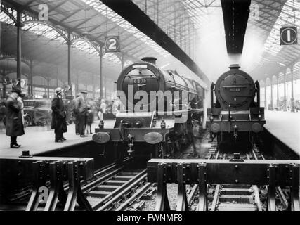 New Princess Royal Pacific No 6201 Princess Elizabeth est à côté d'un scot 4-6-0 à Londres Euston station. Banque D'Images