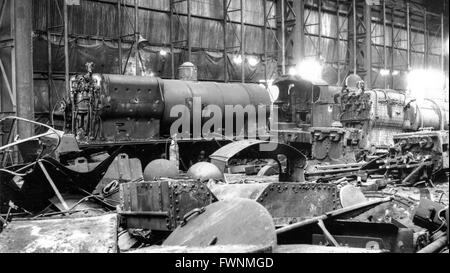 Démolition le LENWR 0-8-0s dans le découpage hangar à Crewe Works. Banque D'Images