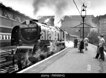 Le Royal Scot attend de quitter Glasgow Central de London Euston derrière Camden Pacific 'ville de Coventry'. Banque D'Images