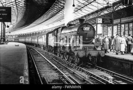 Cette scène d'un LENWR Jumbo ex 2-4-0 essai un prince de Galles 4-6-0 à Euston annonces autour de la période du groupement en 1923. Banque D'Images