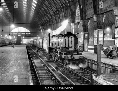 Construit en 1923, pas de '60108' (Crusader Gay gagnant du derby 1917) est de la mémoire tampon s'arrête à Kings Cross anciennement LNER Classe A3 No 44 Banque D'Images