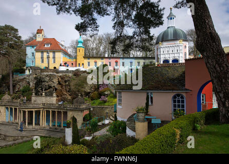 Fantasy village de Portmeirion, au Pays de Galles, UK,conçu et construit par Sir Clough Williams-Ellis dans le style d'un village italien.a Banque D'Images