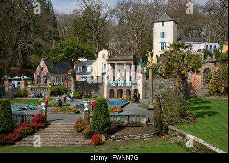 Fantasy village de Portmeirion, au Pays de Galles, UK,conçu et construit par Sir Clough Williams-Ellis dans le style d'un village italien.a Banque D'Images