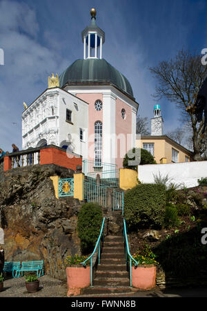 Fantasy village de Portmeirion, au Pays de Galles, UK,conçu et construit par Sir Clough Williams-Ellis dans le style d'un village italien.a Banque D'Images