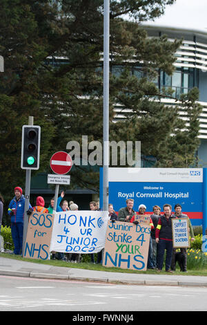 Truro, Cornwall, UK. 6e avril 2016. Les médecins en grève à l'extérieur de l'Hôpital Royal de Cornouailles. Crédit : Simon Maycock/Alamy Live News Banque D'Images