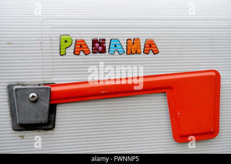 ILLUSTRATION - Le mot 'Panama' est écrit avec des autocollants sur une boîte aux lettres, en Allemagne, ville d'Osterode, 06. Avril 2016. Photo : Frank May Banque D'Images
