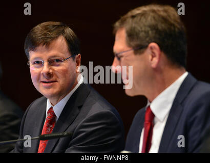 Weimar, Allemagne. 6ème apr 2016. Président Ludwin Monzón (l) et Michael Kaschke, président du conseil de surveillance, à l'assemblée générale de Carl Zeiss Meditec à Weimar, Allemagne, 6 avril 2016. Les actionnaires décident de lineup du conseil de surveillance ainsi que le versement de cette prime. PHOTO : MARTIN SCHUTT/dpa/Alamy Live News Banque D'Images