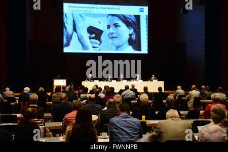 Weimar, Allemagne. 6ème apr 2016. À la recherche d'actionnaires au conseil de surveillance lors de l'assemblée générale de Carl Zeiss Meditec à Weimar, Allemagne, 6 avril 2016. Les actionnaires décident de lineup du conseil de surveillance ainsi que le versement de cette prime. PHOTO : MARTIN SCHUTT/dpa/Alamy Live News Banque D'Images