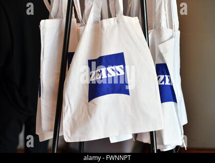 Weimar, Allemagne. 6ème apr 2016. Les sacs avec le logo de Carl Zeiss® peut être vu à l'assemblée générale de Carl Zeiss Meditec à Weimar, Allemagne, 6 avril 2016. Les actionnaires décident de lineup du conseil de surveillance ainsi que le versement de cette prime. PHOTO : MARTIN SCHUTT/dpa/Alamy Live News Banque D'Images