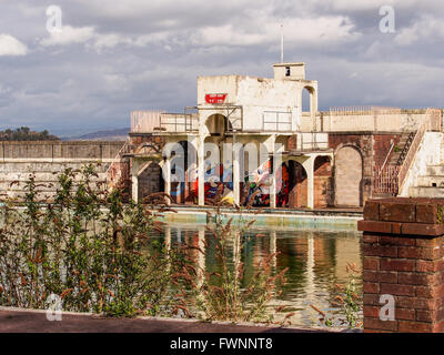 Grange-over-Sands, Cumbria, Royaume-Uni. 5 avril 2016. Une rare vue de l'intérieur des années 1930, bâtiment classé grade II Grange-over-Sands Lido, Grange-over-Sands, Cumbria, Royaume-Uni Banque D'Images