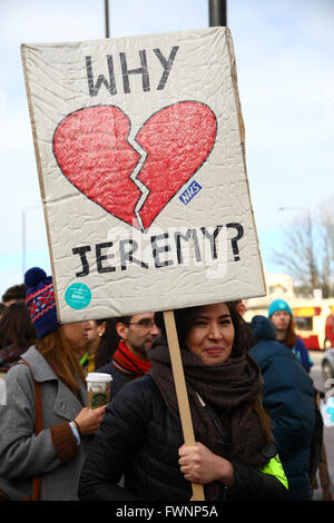 Londres, Royaume-Uni. 06 avril 2016. Des centaines de médecins en grève pour la quatrième fois comme ils le différend sur le nouveau contrat touchant à la fin de semaine. Credit : Dinendra Haria/Alamy Live News Banque D'Images