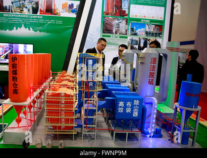 (160406) -- BEIJING, 6 avril 2016 (Xinhua) -- Les visiteurs de connaître la haute efficacité intégré et à faibles émissions, le système de chauffage de la ville à la huitième exposition de l'industrie à faible émission de carbone de la Chine s'est tenue à Beijing, Chine, le 6 avril 2016. Les 3 jours de l'événement a attiré près de 1 000 entreprises et quelque 5000 produits avec de nouvelles technologies, de concentrer l'industrie à faible émission de carbone. (Xinhua/Pan Xu) (ZHS) Banque D'Images