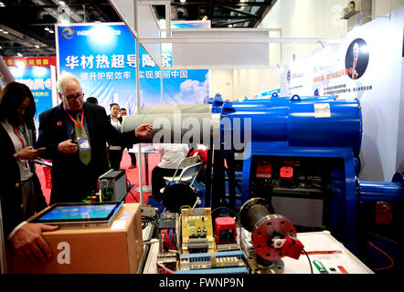 (160406) -- BEIJING, 6 avril 2016 (Xinhua) -- Les visiteurs de connaître la céramique supraconducteur pour l'amélioration de l'efficacité des fours à la huitième exposition de l'industrie à faible émission de carbone de la Chine s'est tenue à Beijing, Chine, le 6 avril 2016. Les 3 jours de l'événement a attiré près de 1 000 entreprises et quelque 5000 produits avec de nouvelles technologies, de concentrer l'industrie à faible émission de carbone. (Xinhua/Pan Xu) (ZHS) Banque D'Images