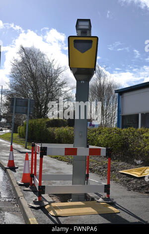 South Wales Swansea Royaume-uni Mercredi 6 avril 2016 Les résidents de Swansea, dans le sud du Pays de Galles peuvent être pardonnés de thiking ils ne pourront jamais échapper à la vigilance de l'grand frère comme une série de nouvelles hi-tec et vitesse caméras de feux de circulation hve est apparu dans la ville. Cet appareil est situé sur l'une des principales artères de la ville à Carmarthen Road et se trouve à un feu de circulation pour attraper les automobilistes des feux rouges. Photo Steve Phillips Banque D'Images