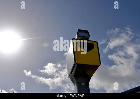 South Wales Swansea Royaume-uni Mercredi 6 avril 2016 Les résidents de Swansea, dans le sud du Pays de Galles peuvent être pardonnés de thiking ils ne pourront jamais échapper à la vigilance de l'grand frère comme une série de nouvelles hi-tec et vitesse caméras de feux de circulation hve est apparu dans la ville. Cet appareil est situé sur l'une des principales artères de la ville à Carmarthen Road et se trouve à un feu de circulation pour attraper les automobilistes des feux rouges. Photo Steve Phillips Banque D'Images