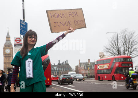 Londres, Royaume-Uni. 06 avril 2016. Les médecins de St Thomas' Hospital de Londres en prenant part à une quatrième grève dans leur contrat avec le gouvernement, le 6 avril 2016. Crédit : Chris Dorney/Alamy Live News Banque D'Images