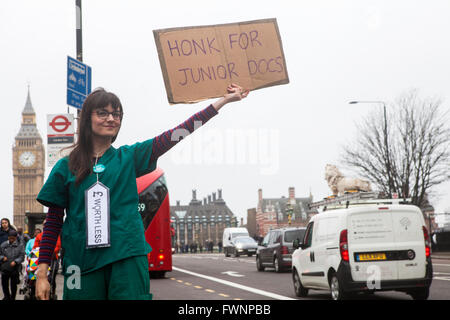 Londres, Royaume-Uni. 06 avril 2016. Les médecins de St Thomas' Hospital de Londres en prenant part à une quatrième grève dans leur contrat avec le gouvernement, le 6 avril 2016. Crédit : Chris Dorney/Alamy Live News Banque D'Images