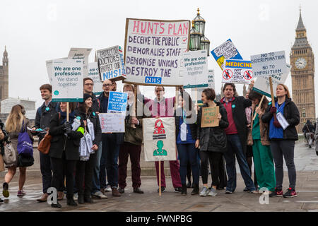 Londres, Royaume-Uni. 06 avril 2016. Les médecins de St Thomas' Hospital de Londres en prenant part à une quatrième grève dans leur contrat avec le gouvernement, le 6 avril 2016. Crédit : Chris Dorney/Alamy Live News Banque D'Images