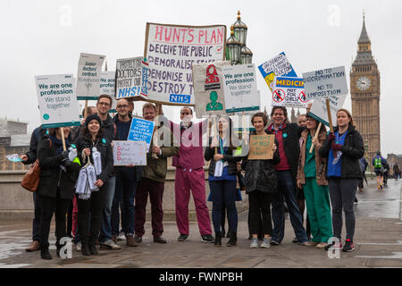 Londres, Royaume-Uni. 06 avril 2016. Les médecins de St Thomas' Hospital de Londres en prenant part à une quatrième grève dans leur contrat avec le gouvernement, le 6 avril 2016. Crédit : Chris Dorney/Alamy Live News Banque D'Images