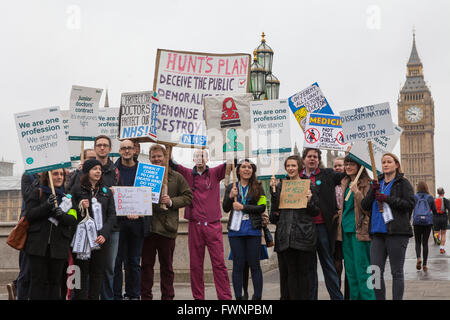 Londres, Royaume-Uni. 06 avril 2016. Les médecins de St Thomas' Hospital de Londres en prenant part à une quatrième grève dans leur contrat avec le gouvernement, le 6 avril 2016. Crédit : Chris Dorney/Alamy Live News Banque D'Images