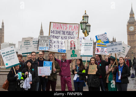 Londres, Royaume-Uni. 06 avril 2016. Les médecins de St Thomas' Hospital de Londres en prenant part à une quatrième grève dans leur contrat avec le gouvernement, le 6 avril 2016. Crédit : Chris Dorney/Alamy Live News Banque D'Images