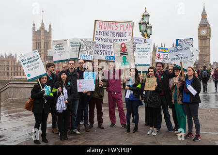 Londres, Royaume-Uni. 06 avril 2016. Les médecins de St Thomas' Hospital de Londres en prenant part à une quatrième grève dans leur contrat avec le gouvernement, le 6 avril 2016. Crédit : Chris Dorney/Alamy Live News Banque D'Images