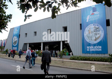 La Havane, Cuba. 5ème apr 2016. Les gens à la 6ème Salon International de la construction au complexe d'exposition Pabexpo à La Havane, Cuba, le 5 avril 2016. Selon la presse locale, autour de 199 exposants de 29 pays et régions ont participé à cette foire de 5 jours, qui a débuté le 5 avril. © Joaquin Hernandez/Xinhua/Alamy Live News Banque D'Images