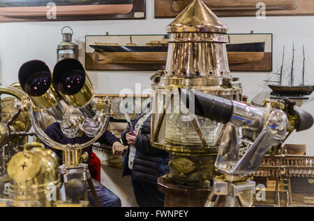 Madrid, Espagne, le 6 avril 2016. L'Ifema. Un vieux en vue objets Salon des antiquaires, de l'Ifema. Banque D'Images