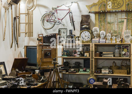 Madrid, Espagne, le 6 avril 2016. L'Ifema. Un vieux en vue objets Salon des antiquaires, de l'Ifema. Banque D'Images