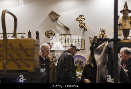 Madrid, Espagne, le 6 avril 2016. L'Ifema. Visiteurs dans un stand de Foire des Antiquaires, l'Ifema. Banque D'Images