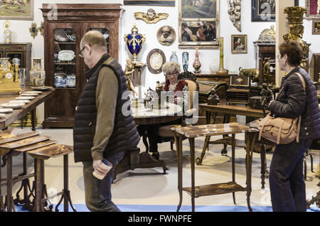 Madrid, Espagne, le 6 avril 2016. L'Ifema. Personnes dans un magasin de Salon des antiquaires, de l'Ifema. Banque D'Images