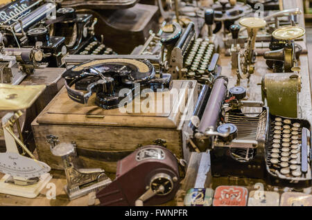 Madrid, Espagne, le 6 avril 2016. L'Ifema. Un vieux en vue objets Salon des antiquaires, de l'Ifema. Banque D'Images