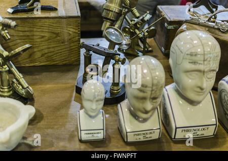 Madrid, Espagne, le 6 avril 2016. L'Ifema. Un vieux en vue objets Salon des antiquaires, de l'Ifema. Banque D'Images