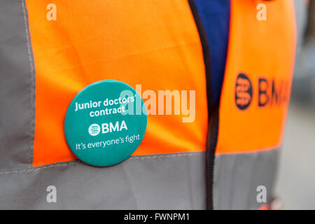 Londres, Royaume-Uni. 06 avril 2016. Les médecins en grève à l'extérieur de l'hôpital Homerton. Credit : carol moir/Alamy Live News Banque D'Images