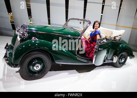 Essen, Allemagne. 06 avr, 2016. Isabel pose à côté d'une Mercedes-Benz 170 S cabriolet B à partir de 1949 au Techno Classica de Essen, Allemagne, 06 avril 2016. Le Classic Motor Show se tiendra du 06 au 10 avril. Photo : ROLF VENNENBERND/dpa/Alamy Live News Banque D'Images