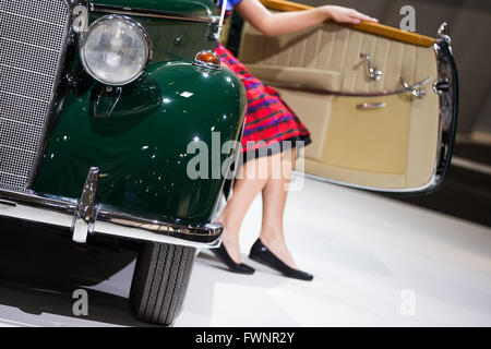 Essen, Allemagne. 06 avr, 2016. Isabel pose à côté d'une Mercedes-Benz 170 S cabriolet B à partir de 1949 au Techno Classica de Essen, Allemagne, 06 avril 2016. Le Classic Motor Show se tiendra du 06 au 10 avril. Photo : ROLF VENNENBERND/dpa/Alamy Live News Banque D'Images