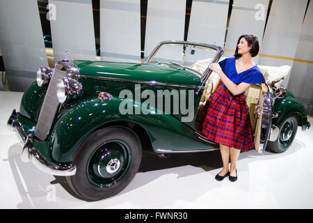 Essen, Allemagne. 06 avr, 2016. Isabel pose à côté d'une Mercedes-Benz 170 S cabriolet à partir de 1949 au Techno Classica de Essen, Allemagne, 06 avril 2016. Le Classic Motor Show se tiendra du 06 au 10 avril. Photo : ROLF VENNENBERND/dpa/Alamy Live News Banque D'Images