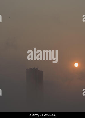 Hong Kong, Chine. 6ème apr 2016. La ville paysage est vu engouffré dans un épais brouillard à Hong Kong, Chine du sud, le 6 avril 2016. Credit : Lui Siu Wai/Xinhua/Alamy Live News Banque D'Images