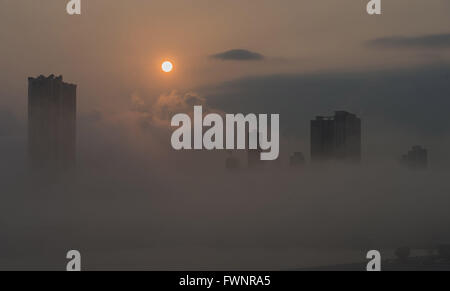 Hong Kong, Chine. 6ème apr 2016. La ville paysage est vu engouffré dans un épais brouillard à Hong Kong, Chine du sud, le 6 avril 2016. Credit : Lui Siu Wai/Xinhua/Alamy Live News Banque D'Images