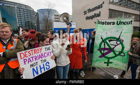 London, UK , 6e, apr 2016. Les médecins à St.Thomas' Hospital sur les lignes de piquetage durant la grève de 48 heures, avec le couvercle d'urgence uniquement, dans le différend sur les contrats avec le gouvernement. David Rowe/Alamy Live News Banque D'Images