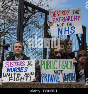 London, UK , 6e, apr 2016. Les médecins à St.Thomas' Hospital sur les lignes de piquetage durant la grève de 48 heures, avec le couvercle d'urgence uniquement, dans le différend sur les contrats avec le gouvernement. David Rowe/Alamy Live News Banque D'Images